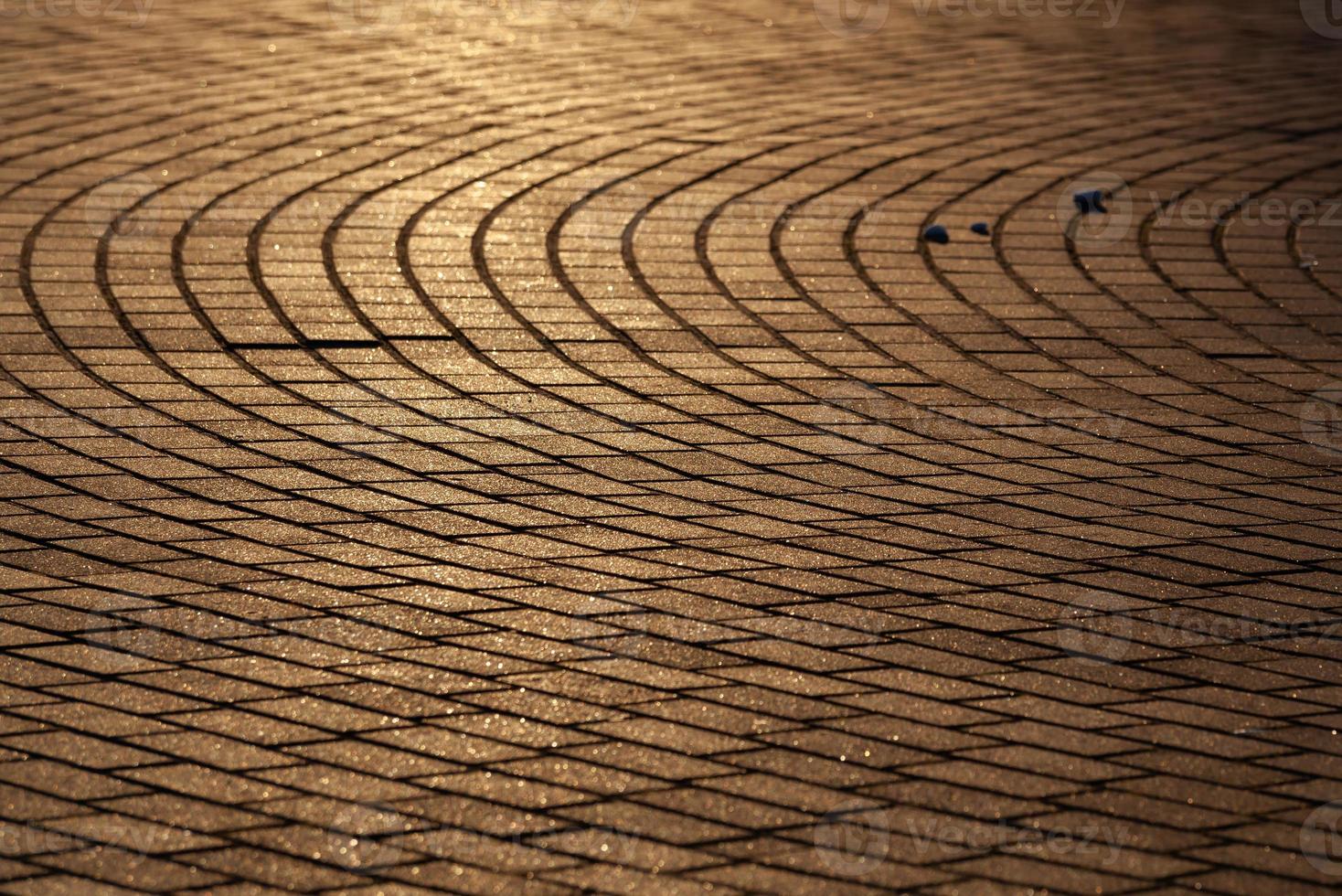 el textura de el acera calle en el luz de sol. marrón rectangular losas en perspectiva. antecedentes. horizontal. foto