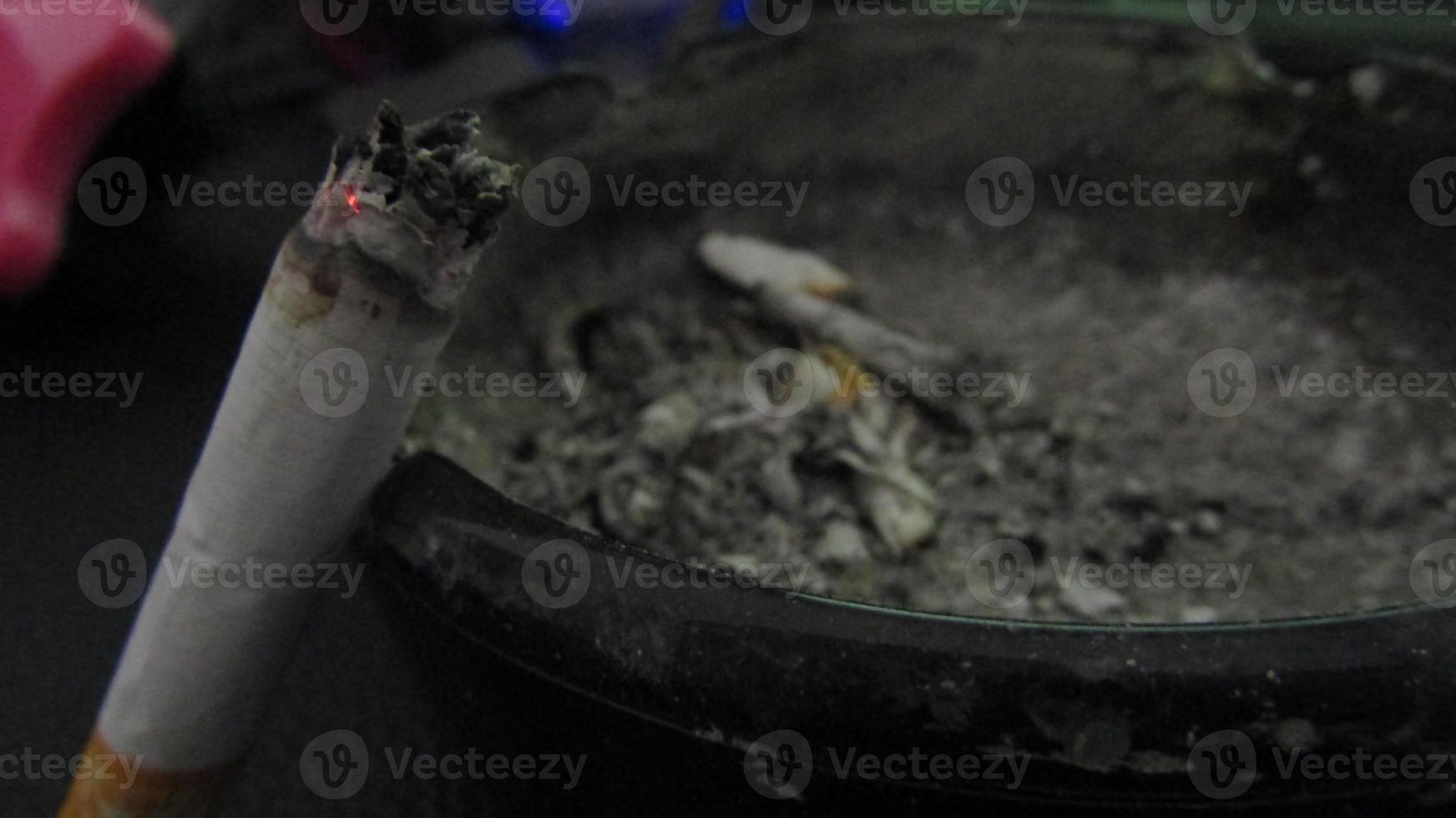 ardiente cigarrillo de fumar con despojos mortales foto