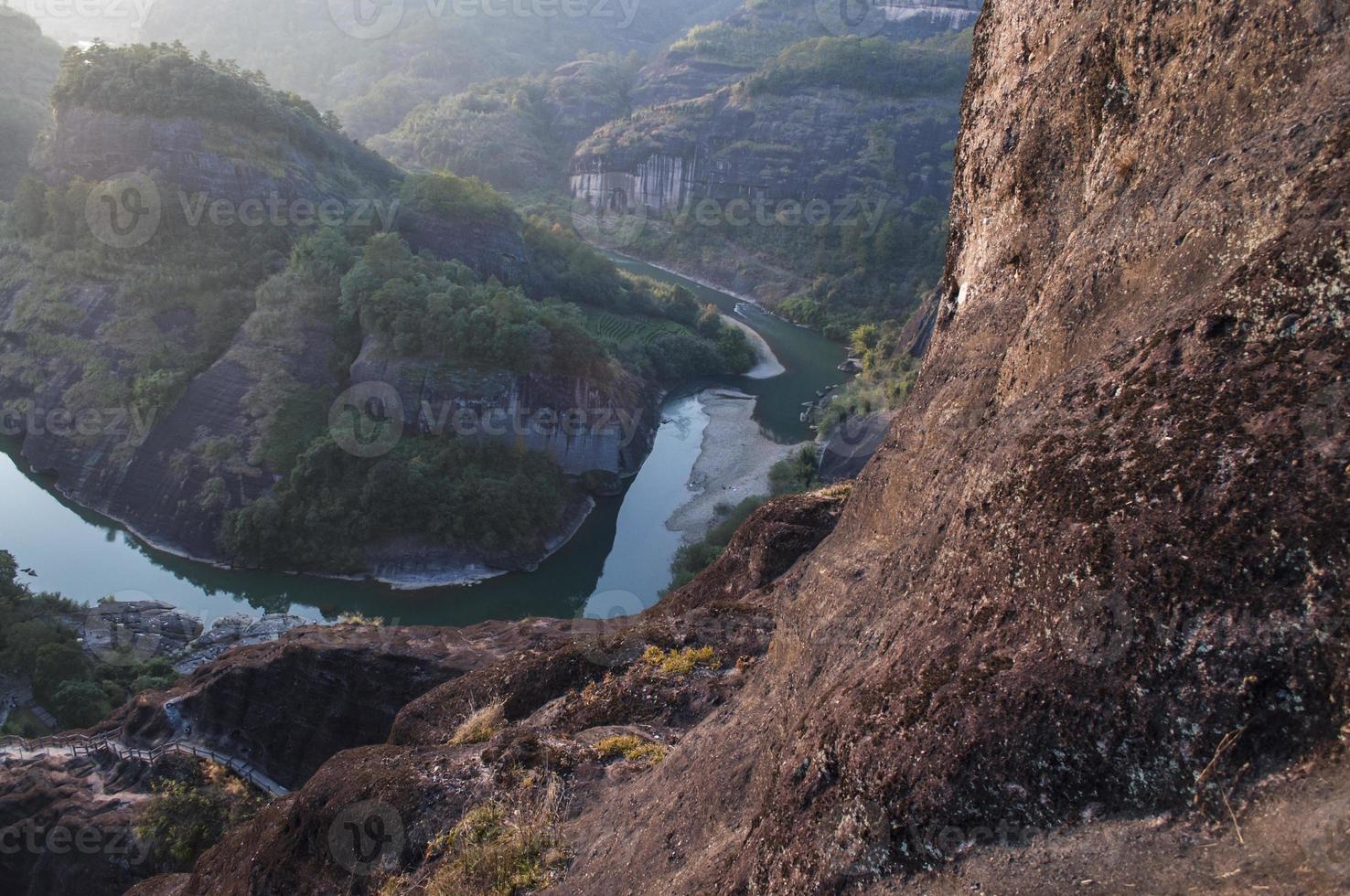 río haciendo un 180 la licenciatura giro en frente de de un rígido rock en Wuyishan foto