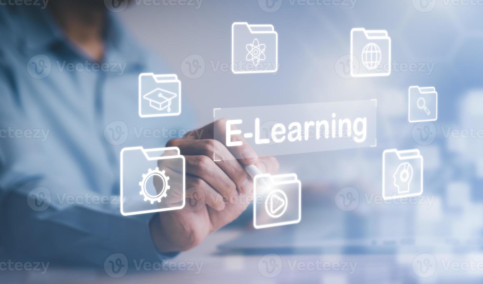 Concepto de educación e-learning, icono de educación en línea táctil de la mano del hombre de negocios en la pantalla virtual. lecciones de Internet y seminarios web en línea, lecciones en línea en una pantalla digital. tecnología de Internet de educación. foto