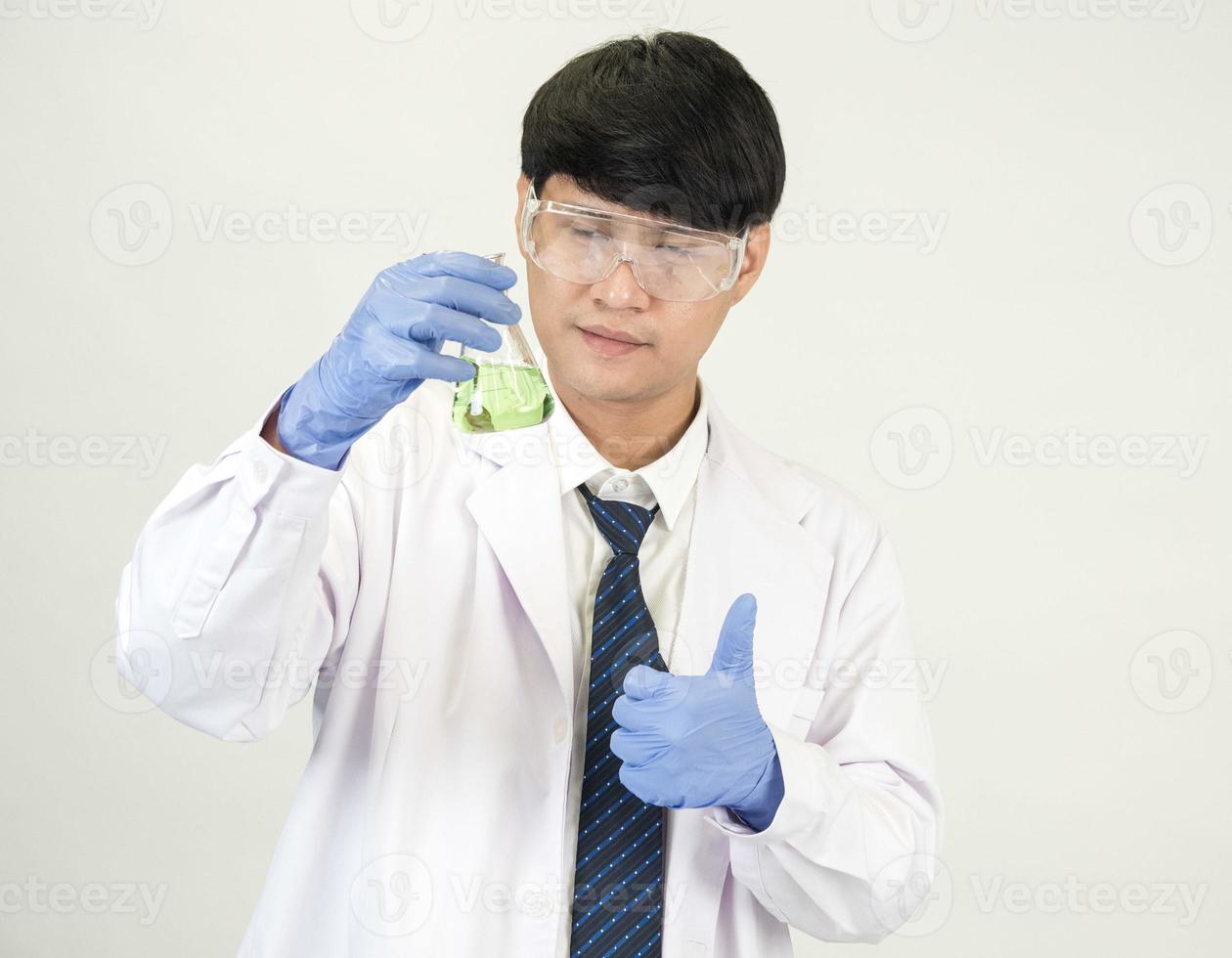 asiático hombre estudiante científico o médico en reactivo mezcla laboratorio en un Ciencias investigación laboratorio con prueba tubos de varios tamaños en el piso en laboratorio química laboratorio blanco antecedentes. foto