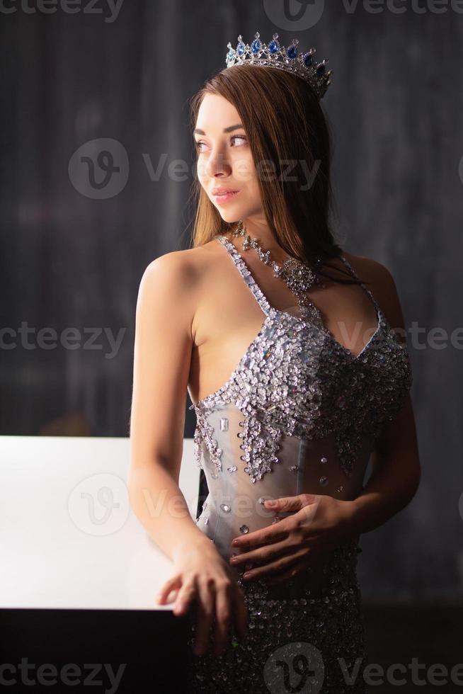 hermosa joven mujer posando en un estudio foto