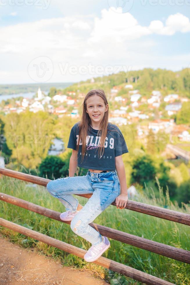 Adolescente niña sentado en carril al aire libre foto