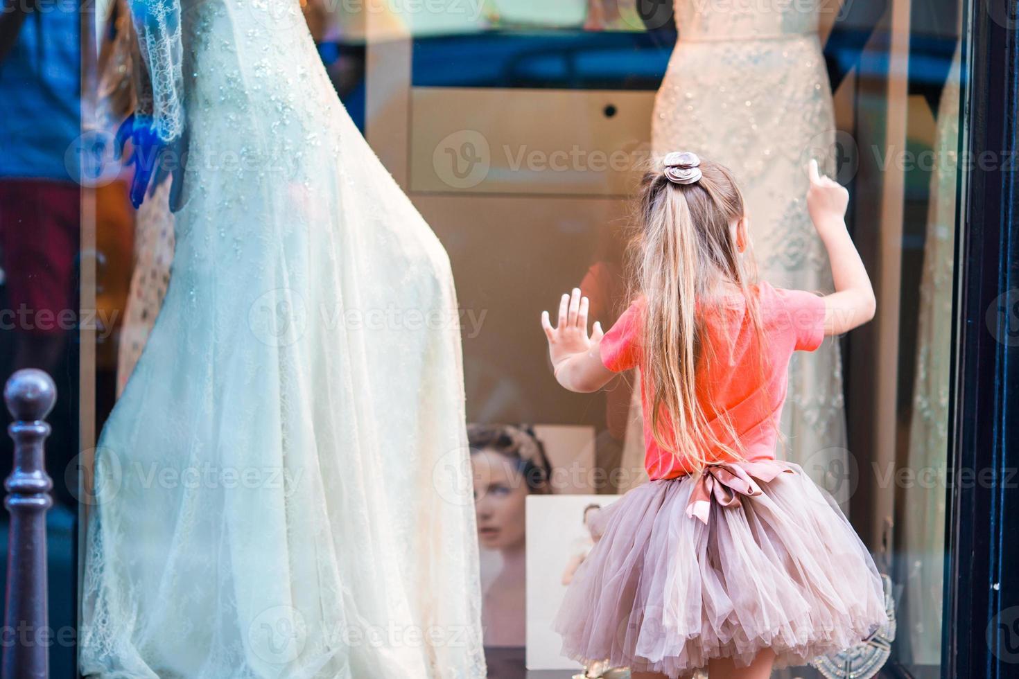 pequeño niña teniendo divertido en el ciudad foto