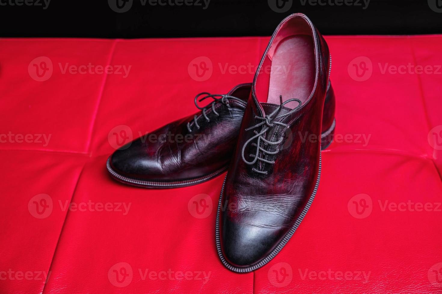 Perfect men's oxford black and burgundy photo