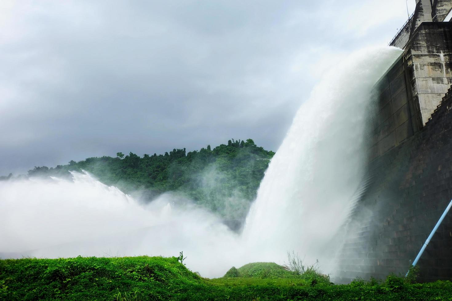 cemento represa lanzamiento agua desde primavera - camino foto