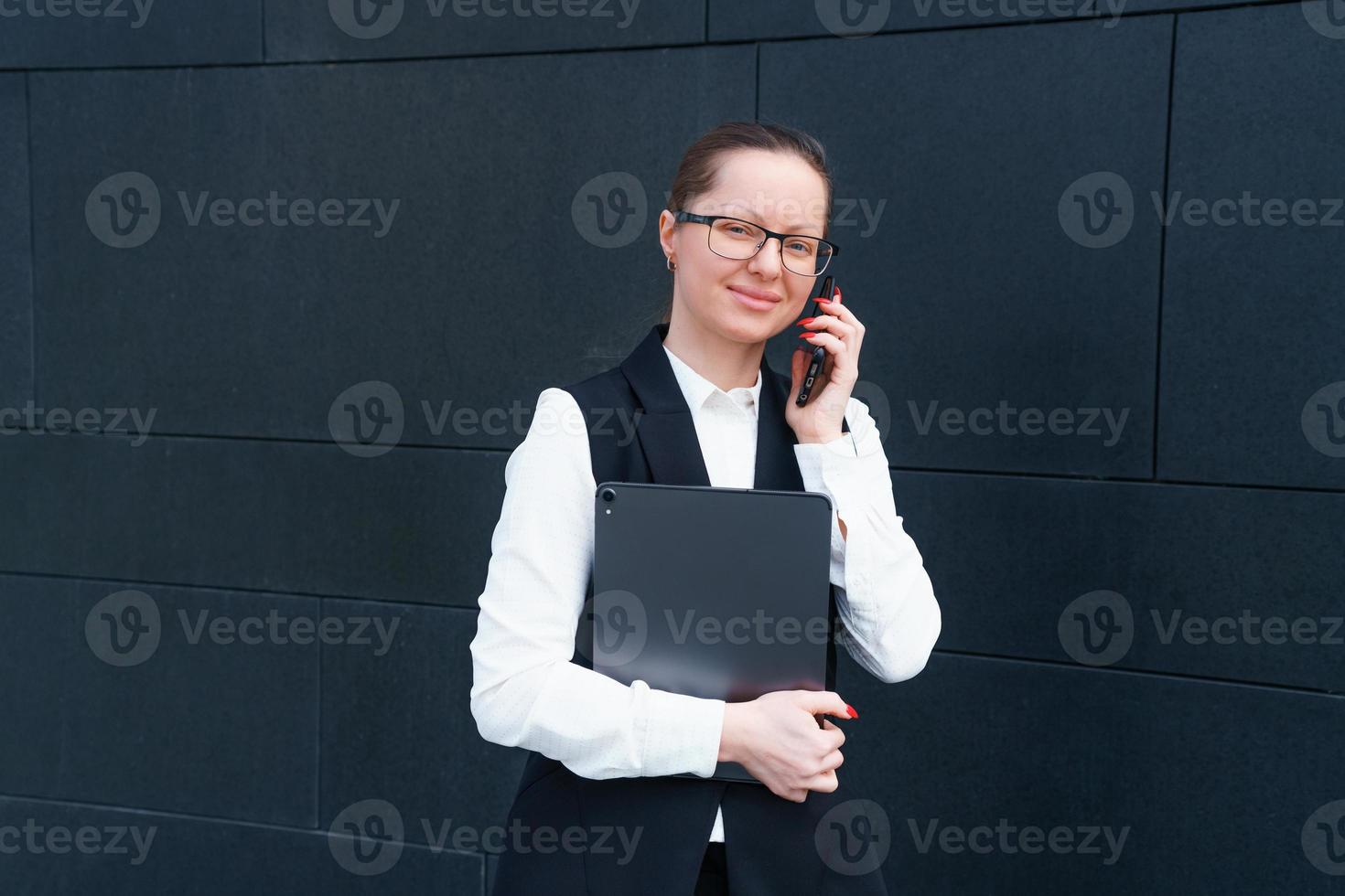 exitoso mujer de negocios o gerente, mujer hablando en móvil teléfono mientras foto