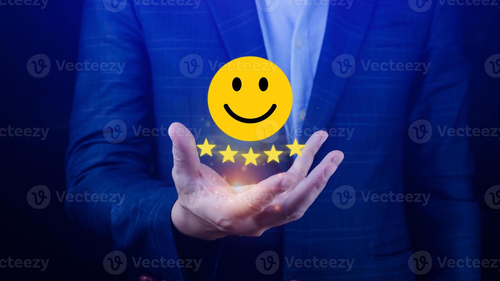 cliente servicios mejor excelente negocio clasificación experiencia, positivo revisión y comentario, satisfacción encuesta concepto. mano de un empresario espectáculo contento sonrisa cara con cinco estrella. foto