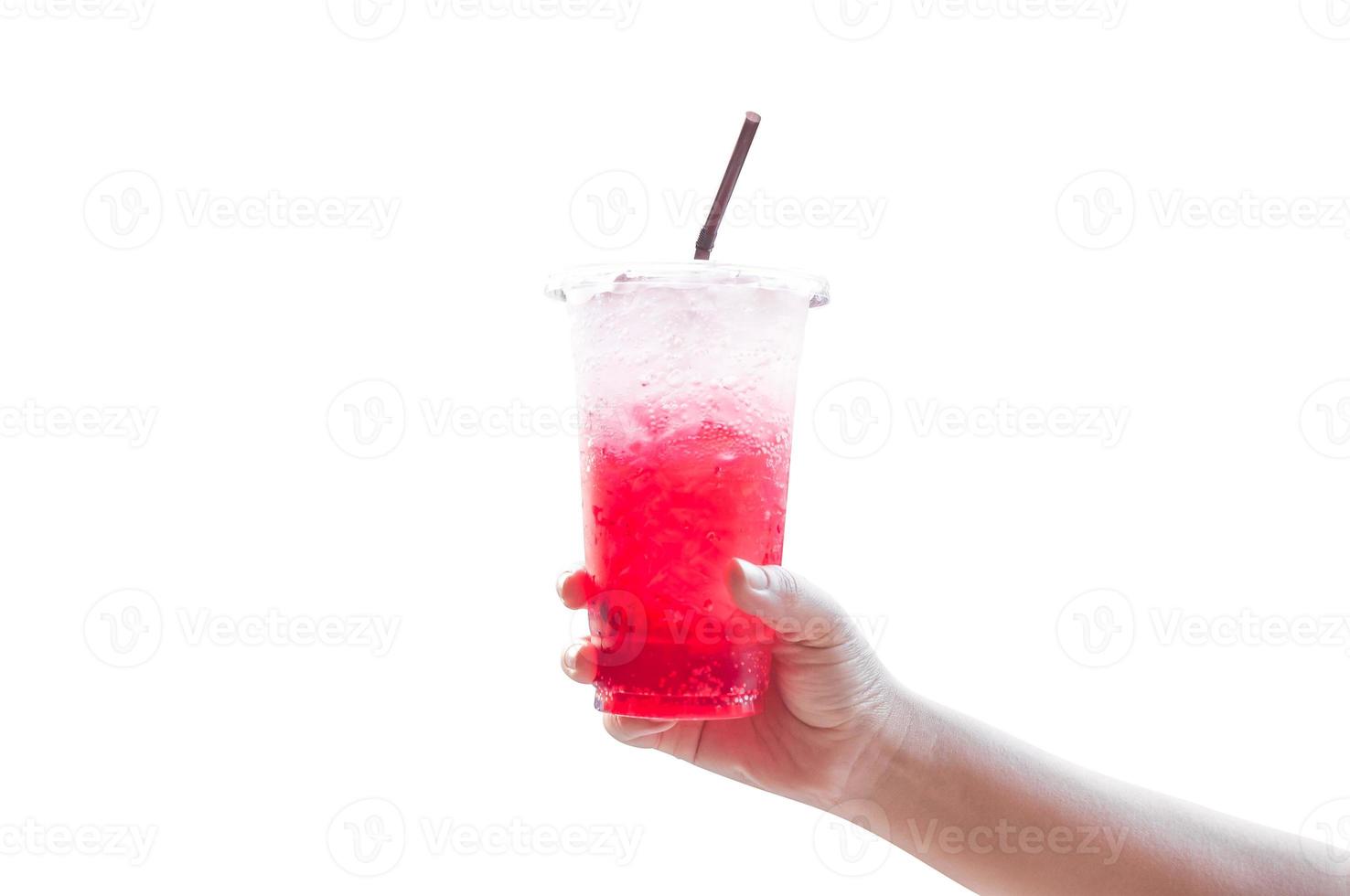mujer encargarse de participación hielo agua italiano soda rojo en el plastico taza ,aislado en blanco foto