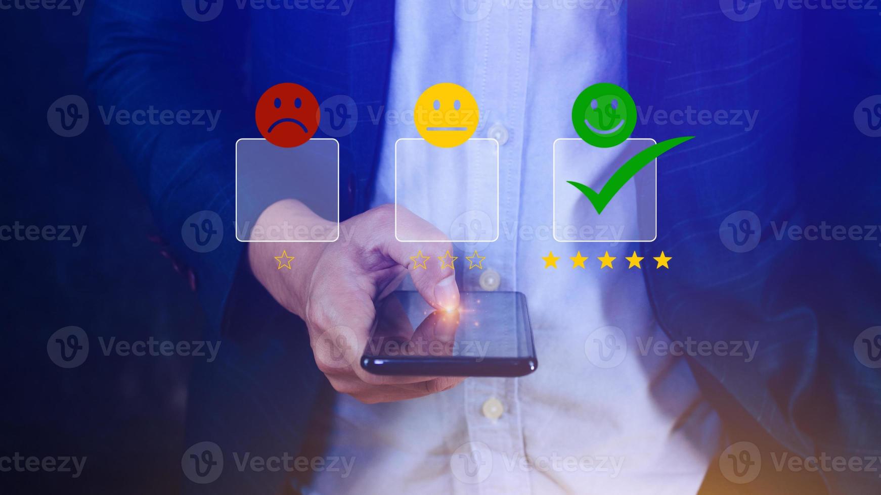 cliente Servicio evaluación concepto realimentación clasificación y positivo cliente revisión experiencia, utilizando un teléfono inteligente y prensado cara emoticon sonrisa en satisfacción en virtual toque pantalla foto