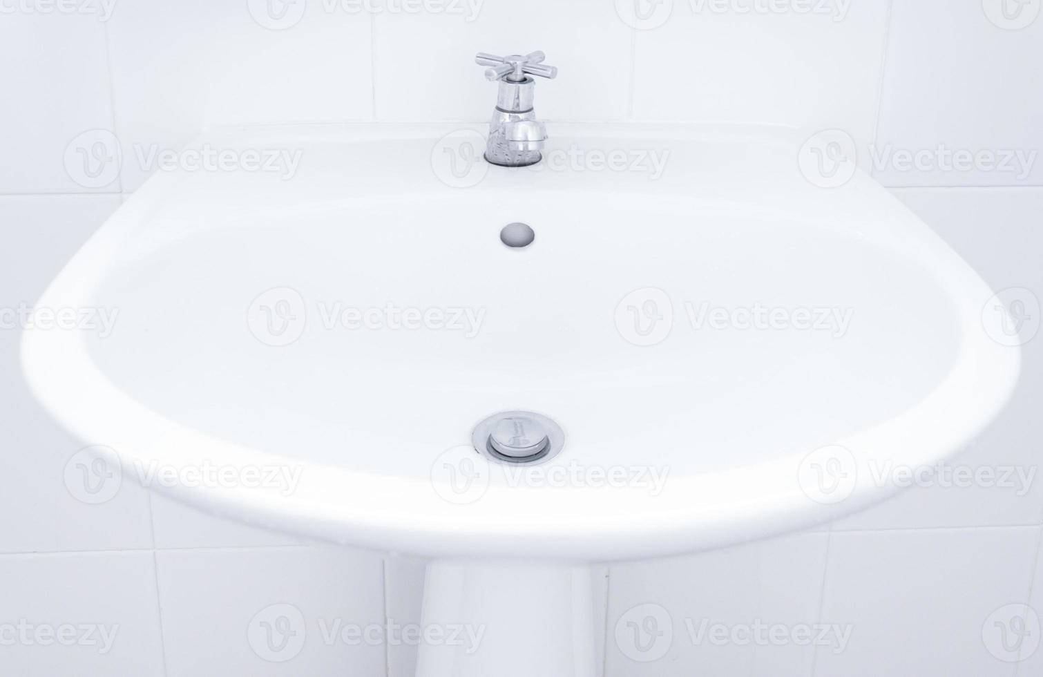 white sink ,Washbasin sink in a bathroom photo