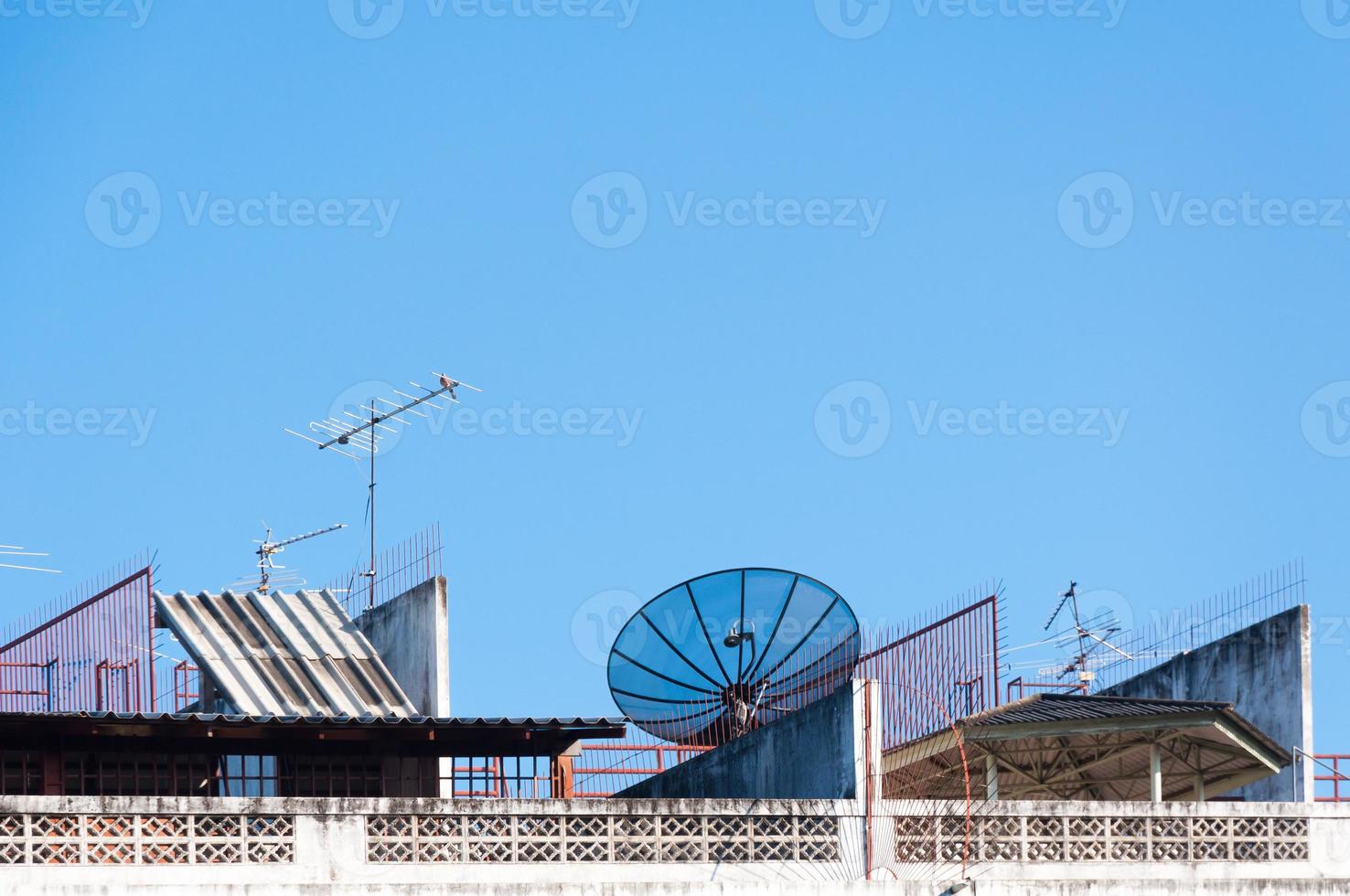 satélite plato y televisión antena en el antiguo edificio con el azul cielo antecedentes en el Mañana foto