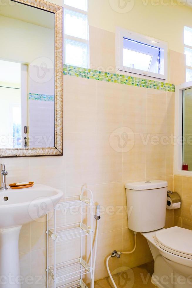 baño cuenco en un moderno baño ,enjuagar baño limpiar baño foto