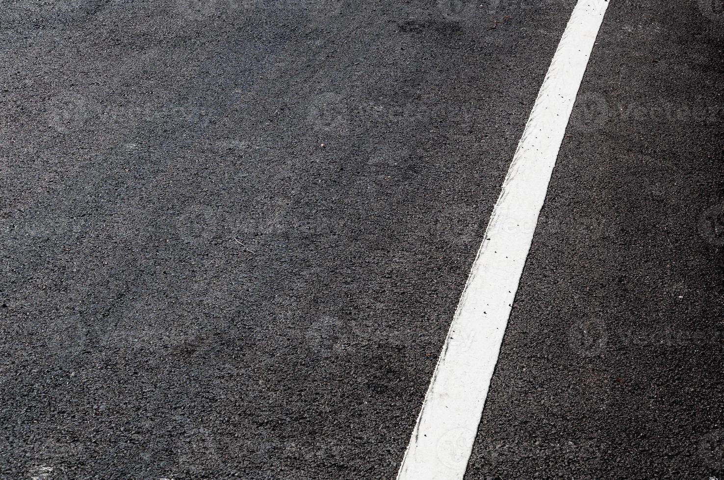 blanco línea en nuevo asfalto detalle,calle con blanco línea textura foto