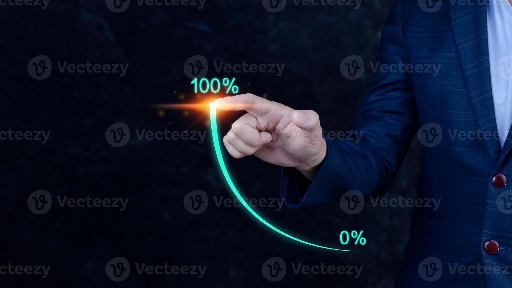 el hombre de negocios que señala tocar eso ha crecido exponencialmente rápidamente del 0 al 100 por ciento de ventas en un período corto de estrategia de éxito empresarial y concepto de planificación. foto