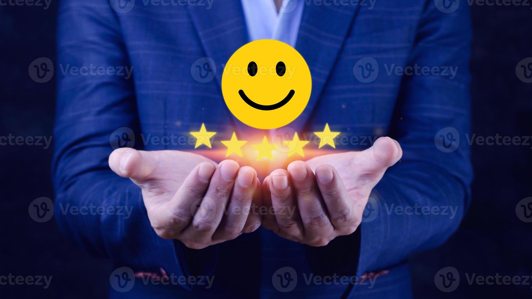 cliente servicios mejor excelente negocio clasificación experiencia, positivo revisión y comentario, satisfacción encuesta concepto. mano de un empresario espectáculo contento sonrisa cara con cinco estrella. foto