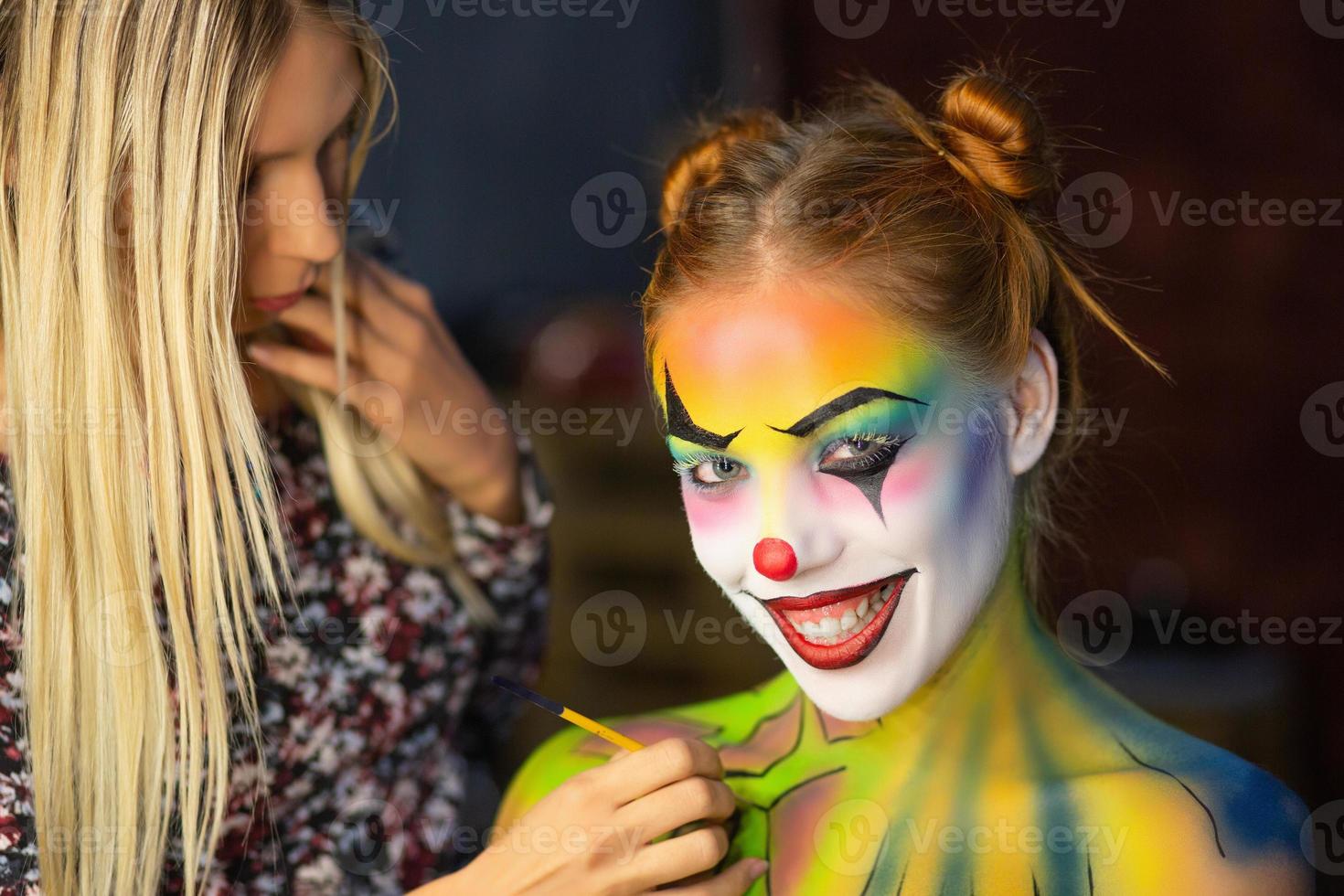 maquillaje artista pone un agua maquillaje en un atractivo dama foto