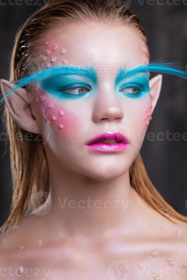 joven encantador niña con creativo maquillaje foto