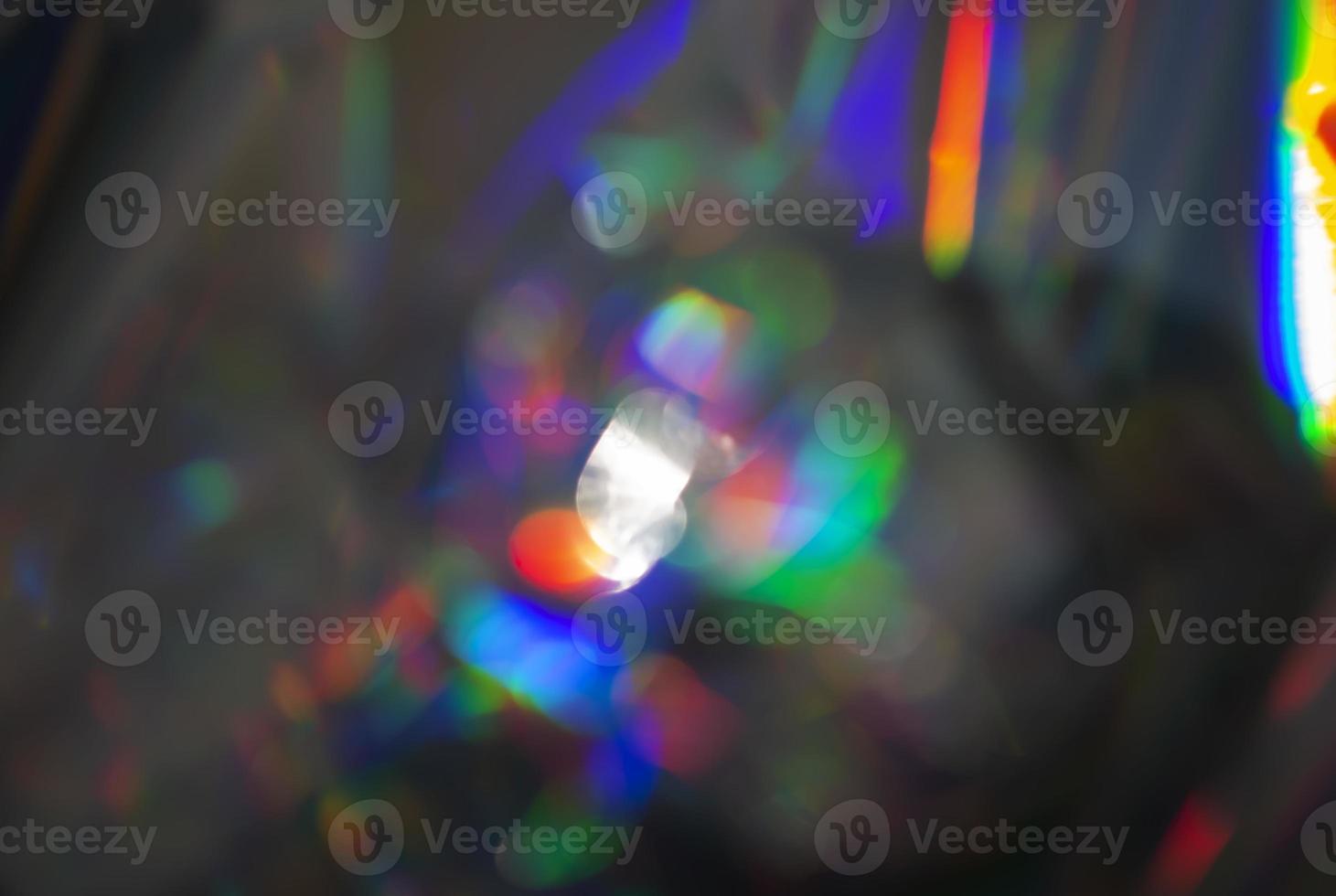 brillante antecedentes de vistoso bokeh con un holográfico efecto. el efecto de óptico lentes. foto