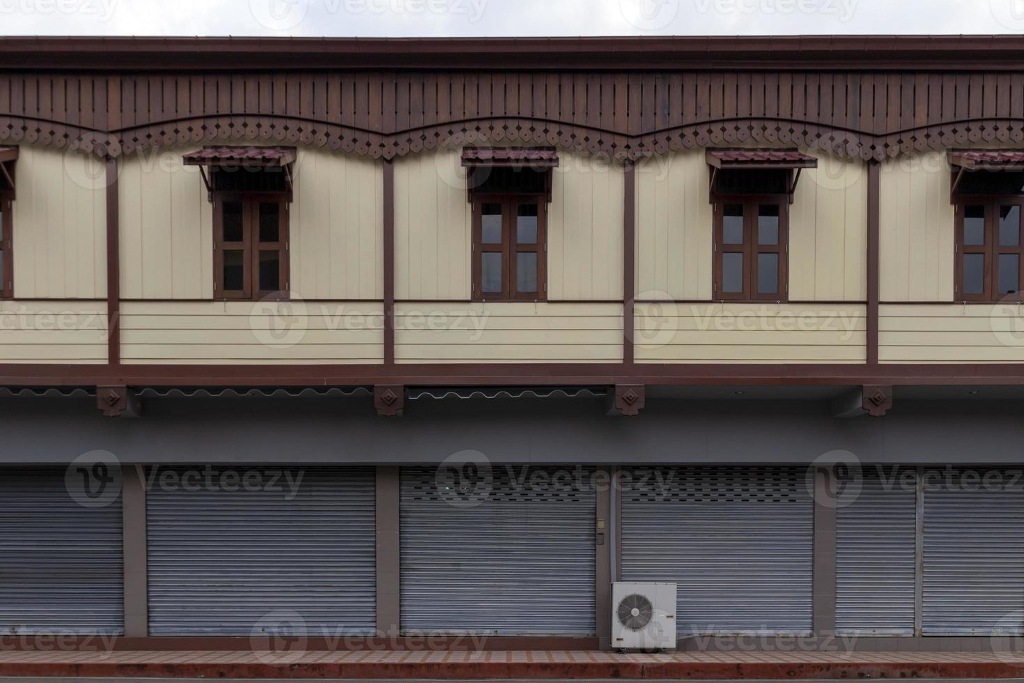 el frente de el edificio con rodillo persianas mezclas con el Anticuado original diseño. foto