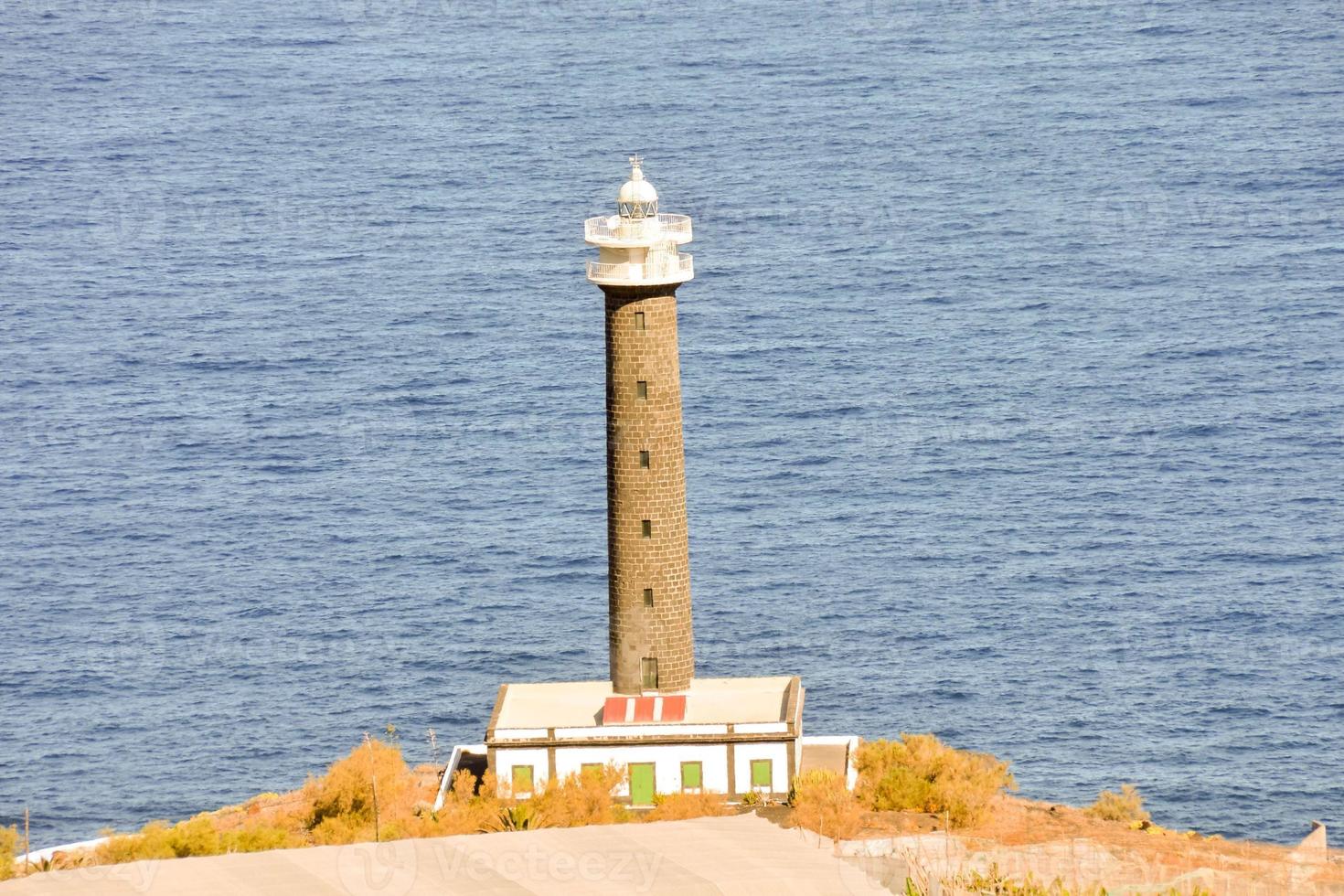 faro en la costa foto