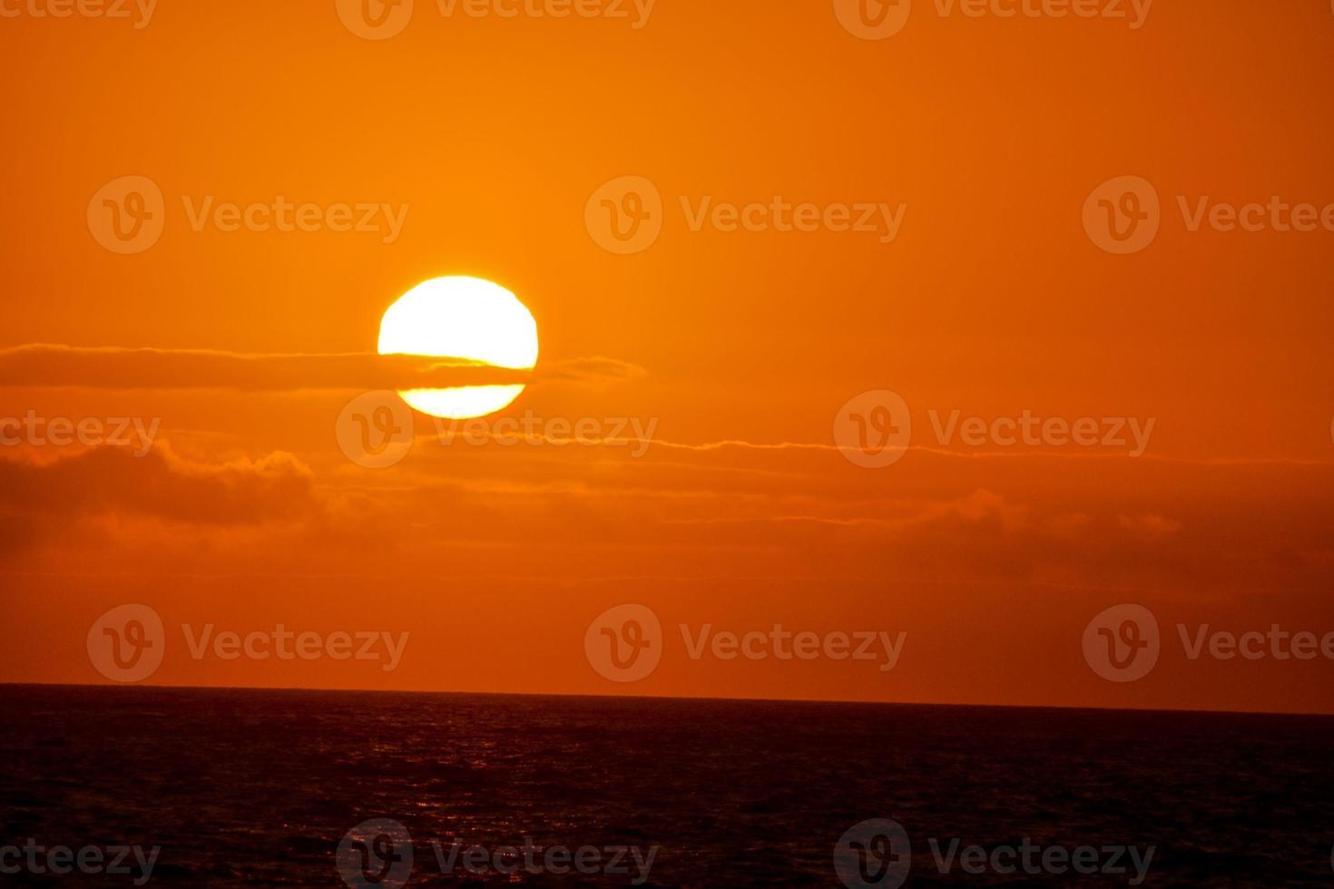 hermosa puesta de sol naranja foto