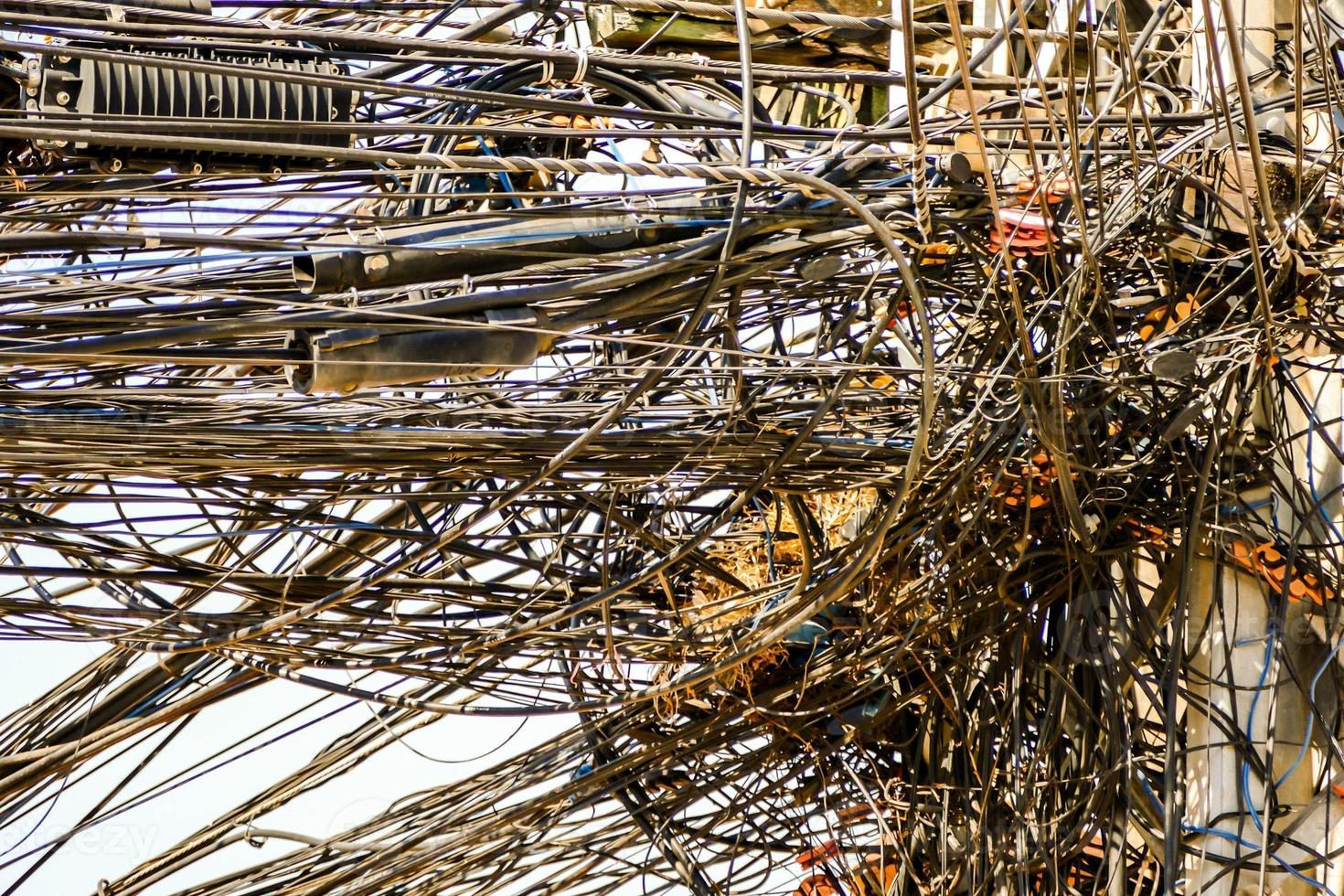 caótico electricidad alambres en Tailandia foto