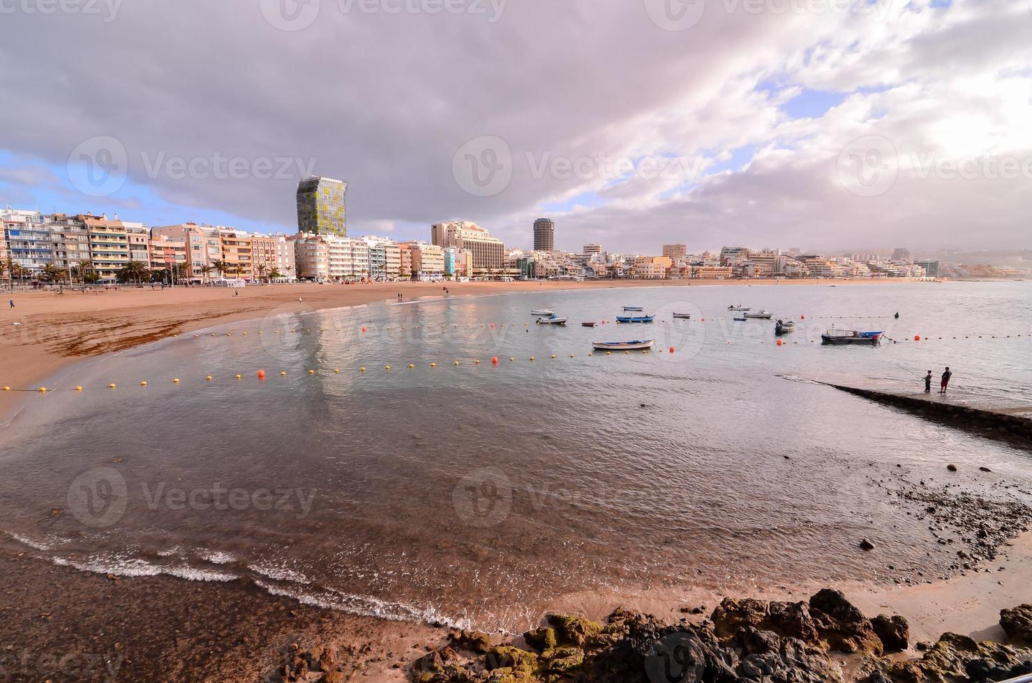 ciudad en la costa foto