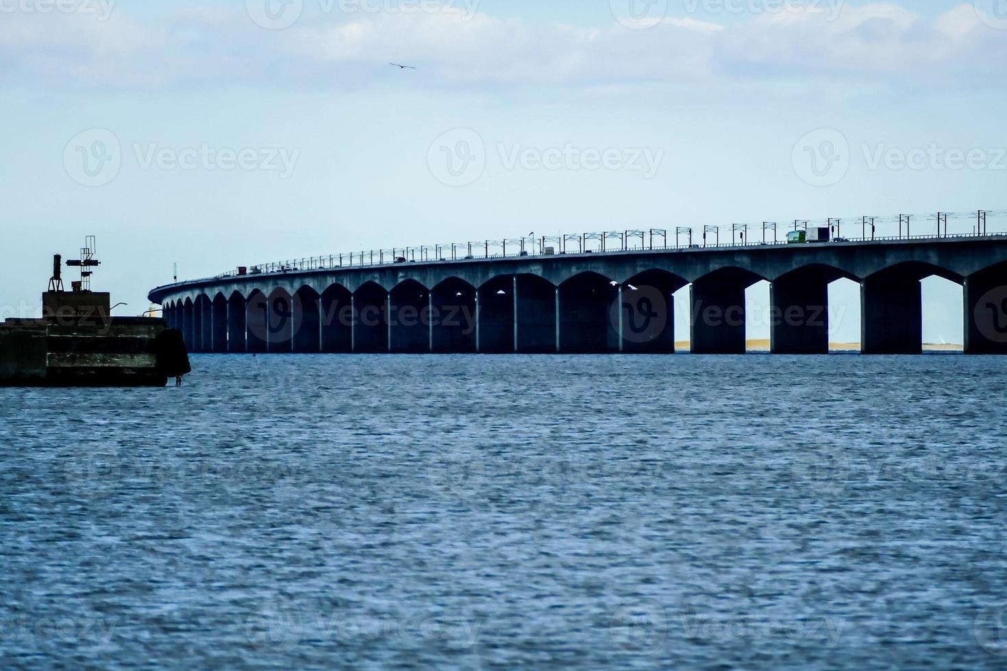 puente terminado el mar foto