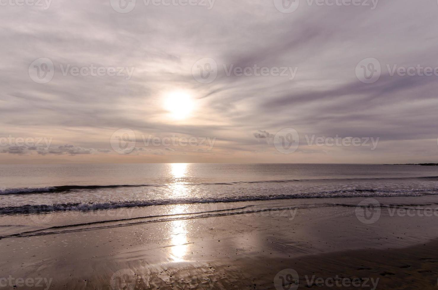 puesta de sol sobre el mar foto