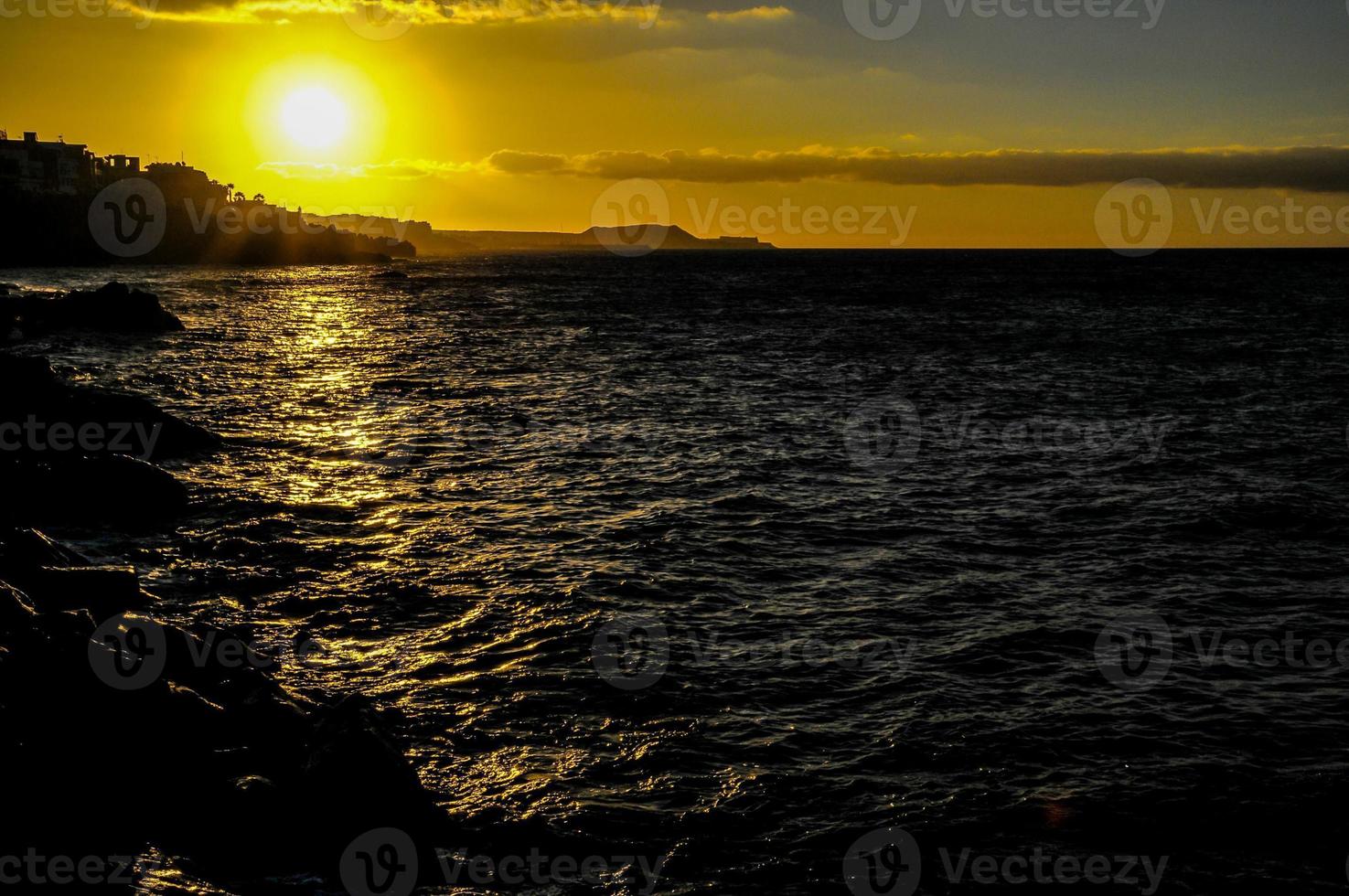 puesta de sol sobre el mar foto