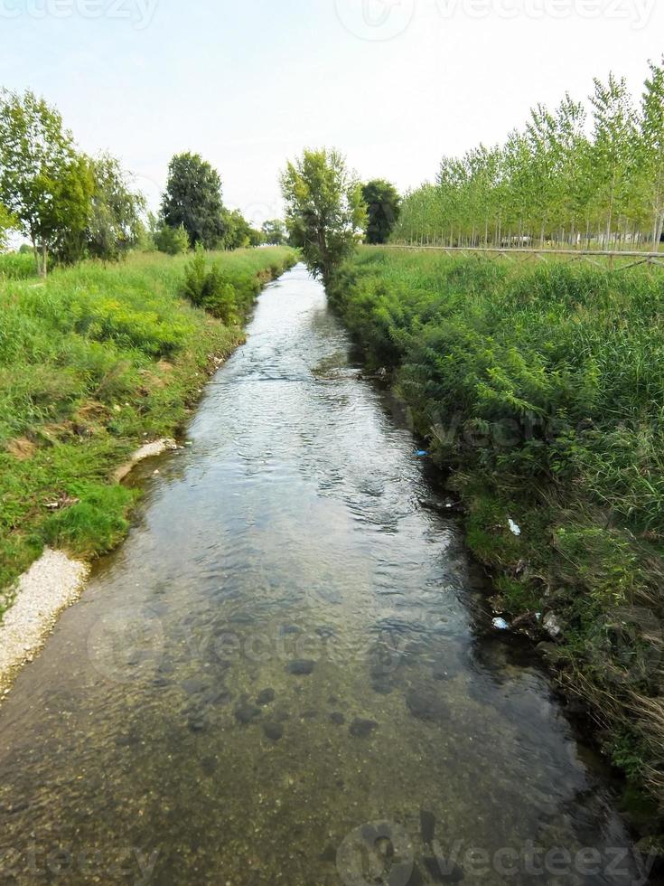 corriente en el rural paisaje foto