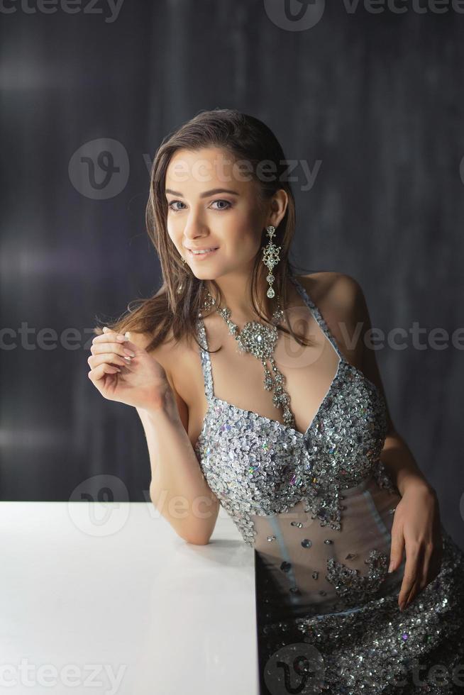 bonito joven mujer posando en un estudio foto