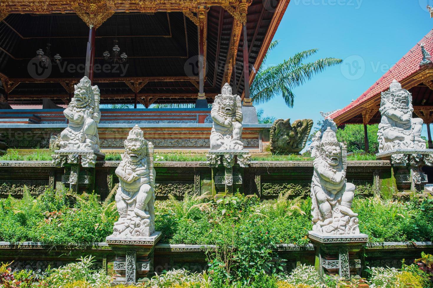 ver de un tradicional bali templo. foto