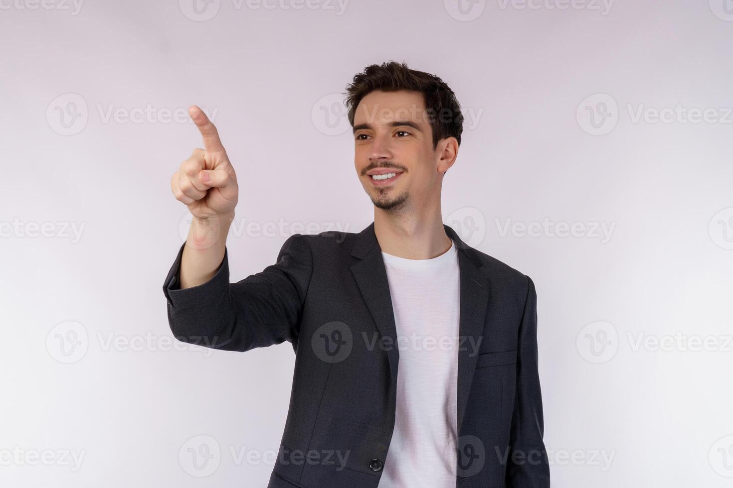 retrato de contento joven empresario demostración alguna cosa aislado en blanco antecedentes foto