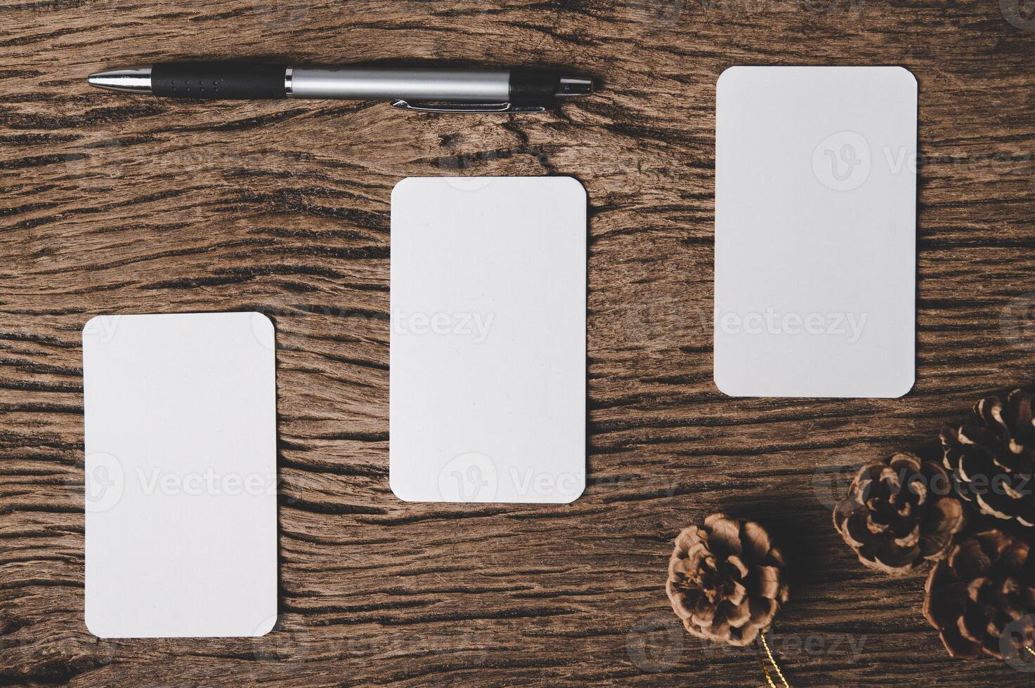 blanco sábana de papel acostado entre pequeño decoraciones en de madera escritorio. foto