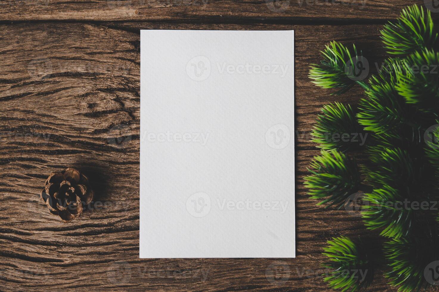 blanco sábana de papel acostado entre pequeño decoraciones en de madera escritorio. foto