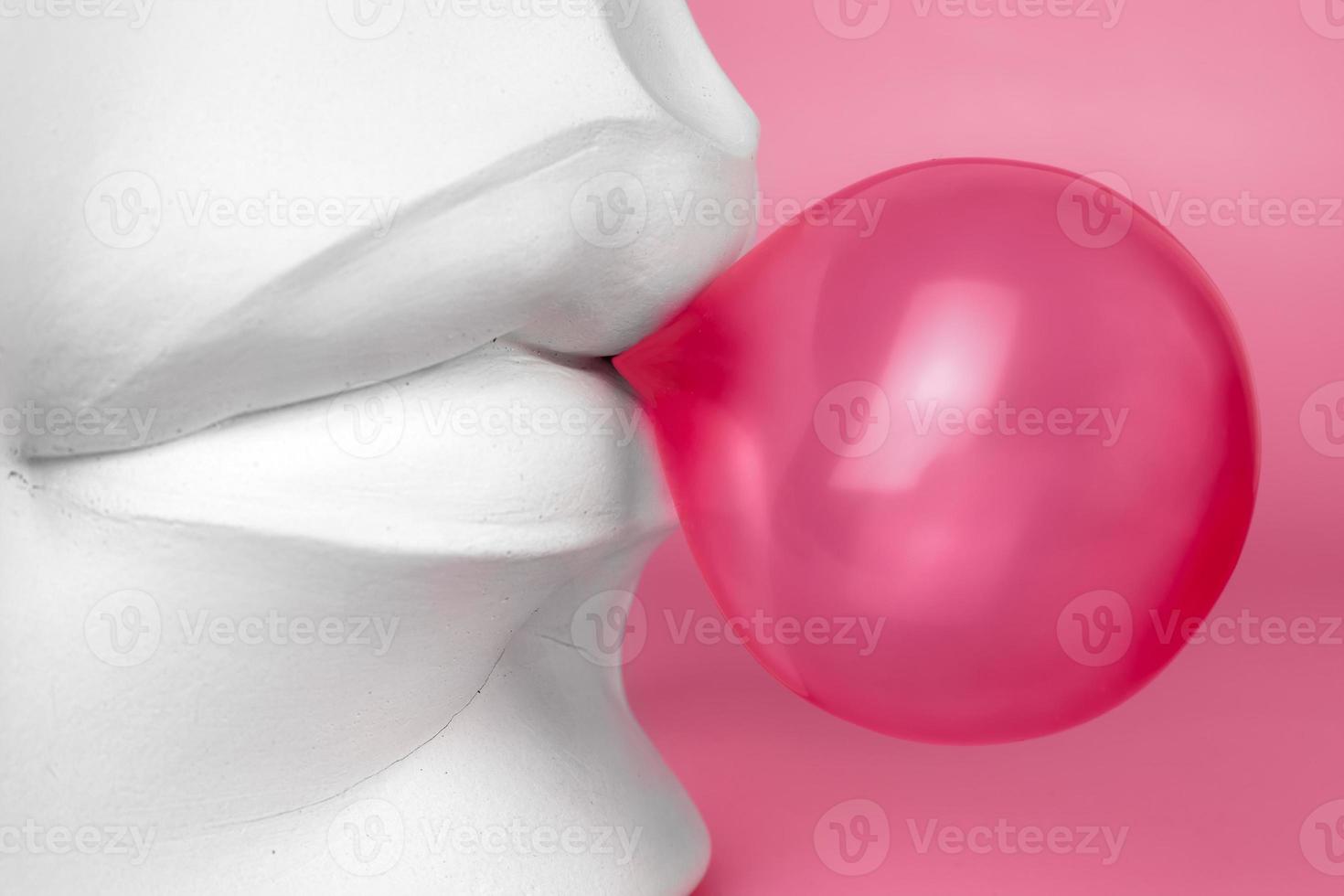 de cerca de un labio en Viva magenta con un rosado burbuja chicle. yeso elementos en un moderno estilo. creativo foto