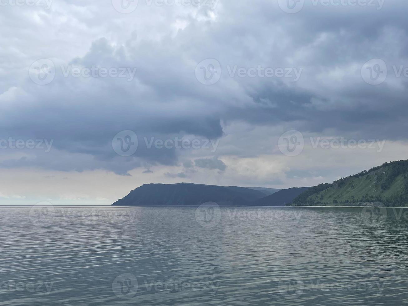 pesado gris nubes terminado baikal lago foto