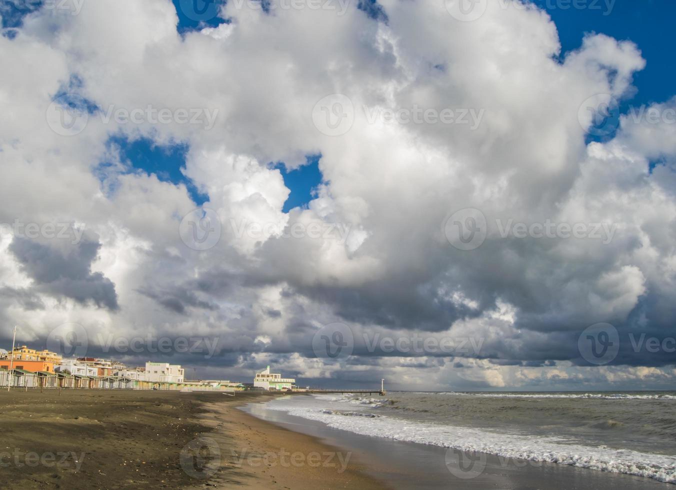 dramati cielo por encima mar cerca Roma, Italia foto