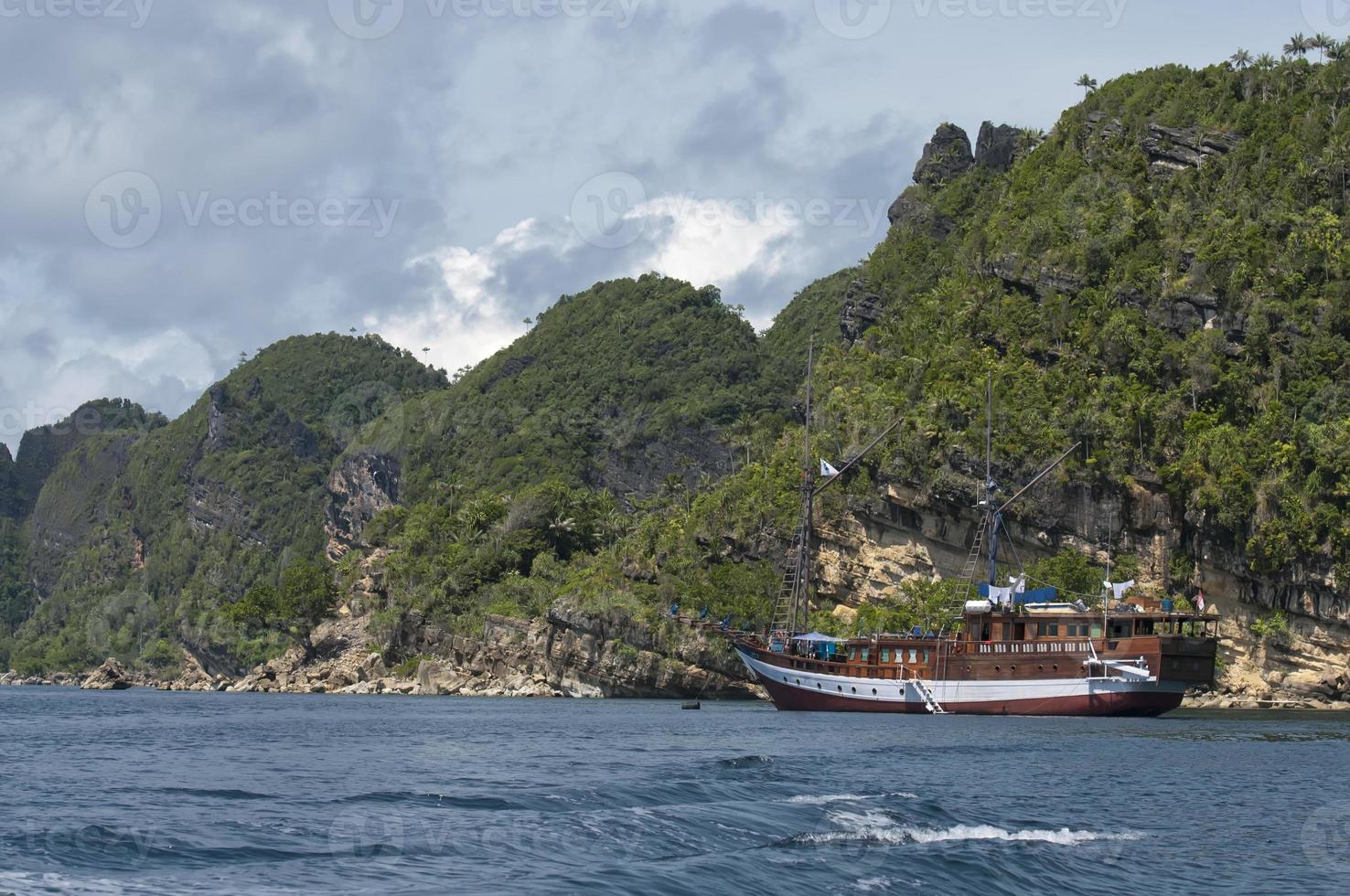 un velero en raja ampat papua foto