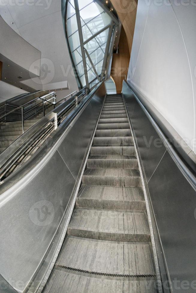 escalera mecánica móvil del metro foto