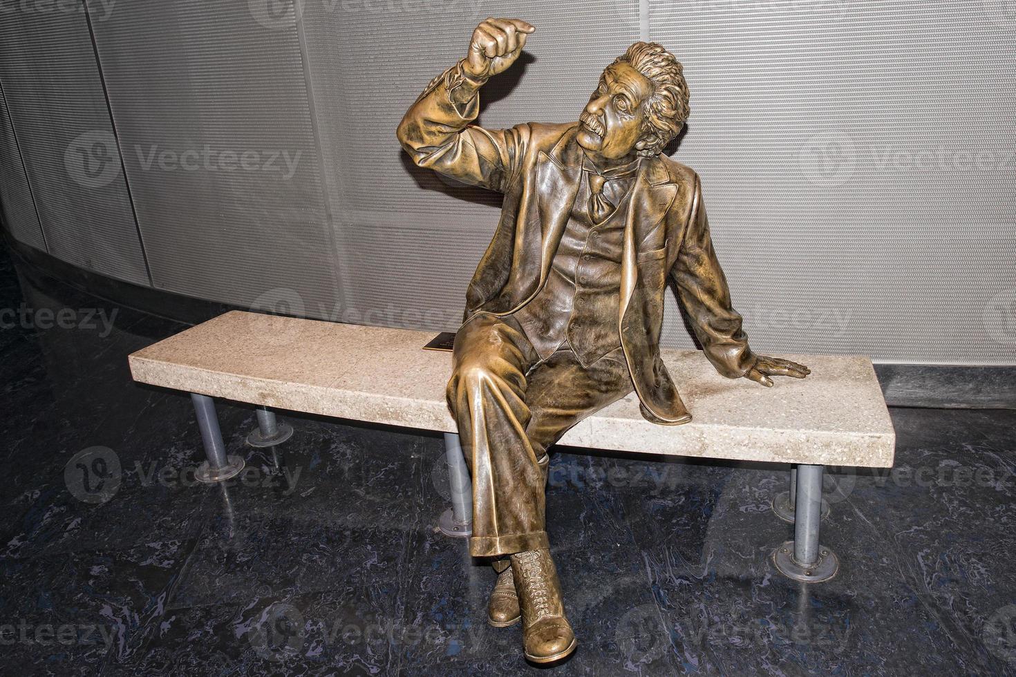 albert einstein statue photo