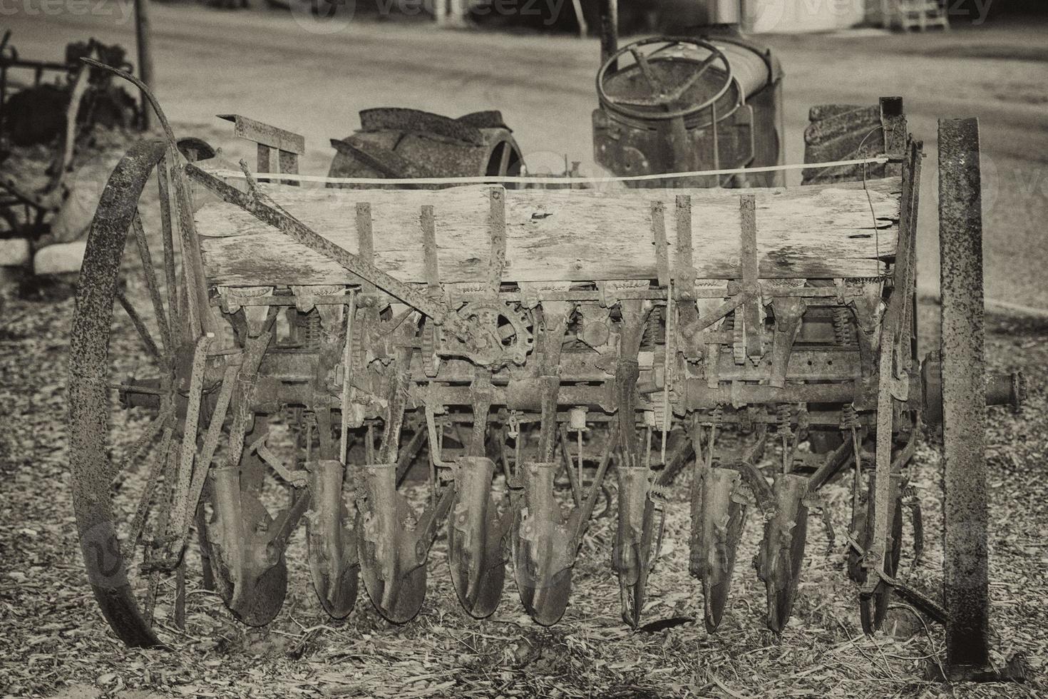 Detalle de tractor antiguo oxidado en blanco y negro foto