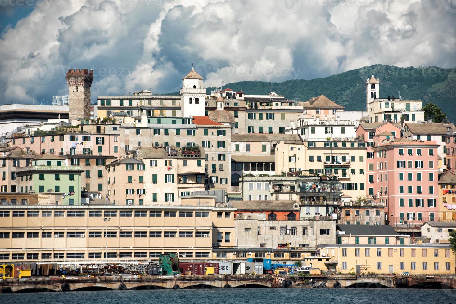 panorama del paisaje urbano de la ciudad de Génova desde el mar foto