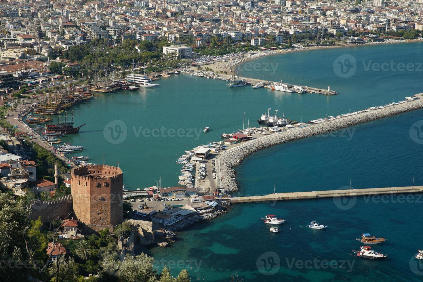 vista aérea de la ciudad de alanya en antalya, turquía foto