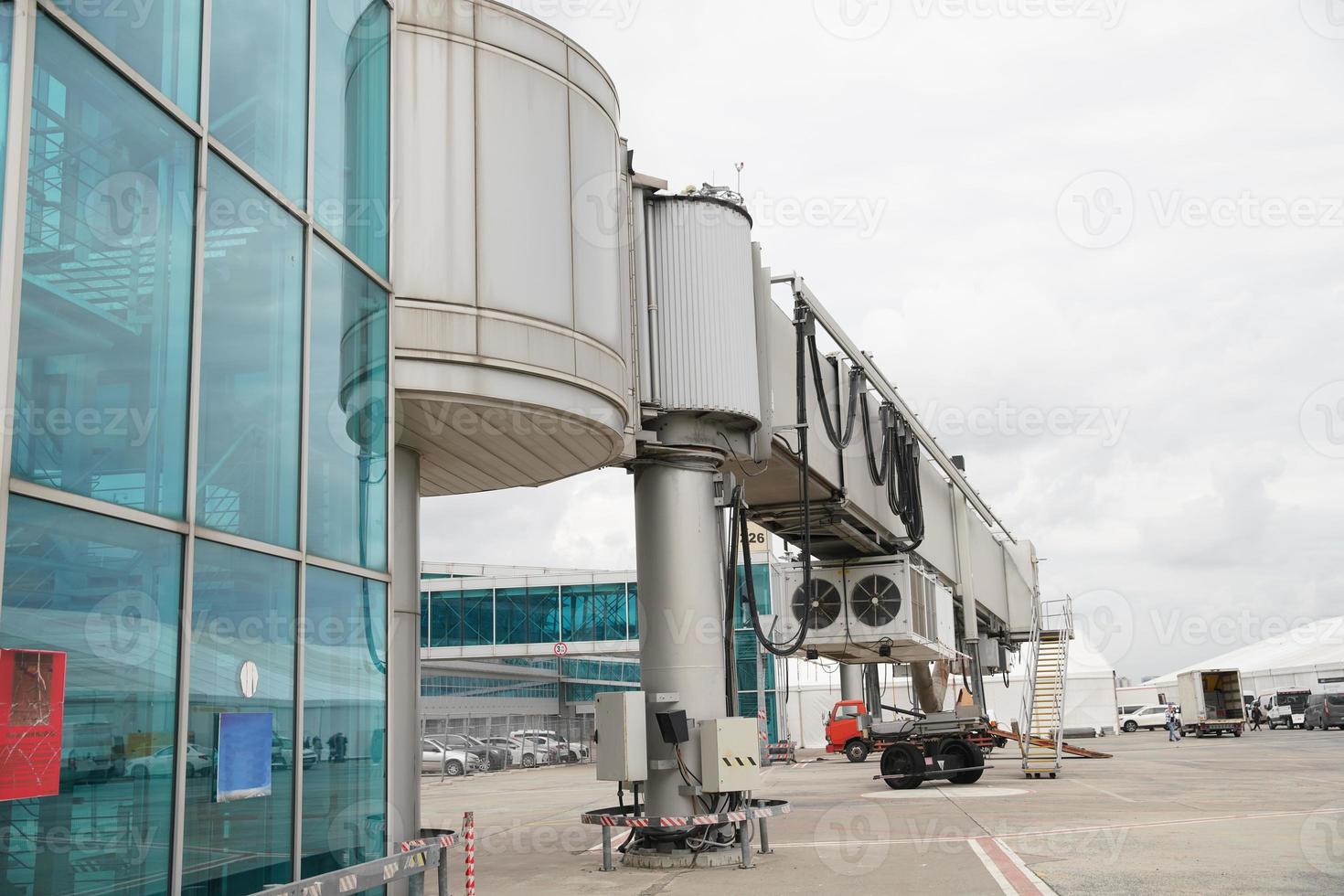 una puerta en el aeropuerto de ataturk en estambul, turkiye foto