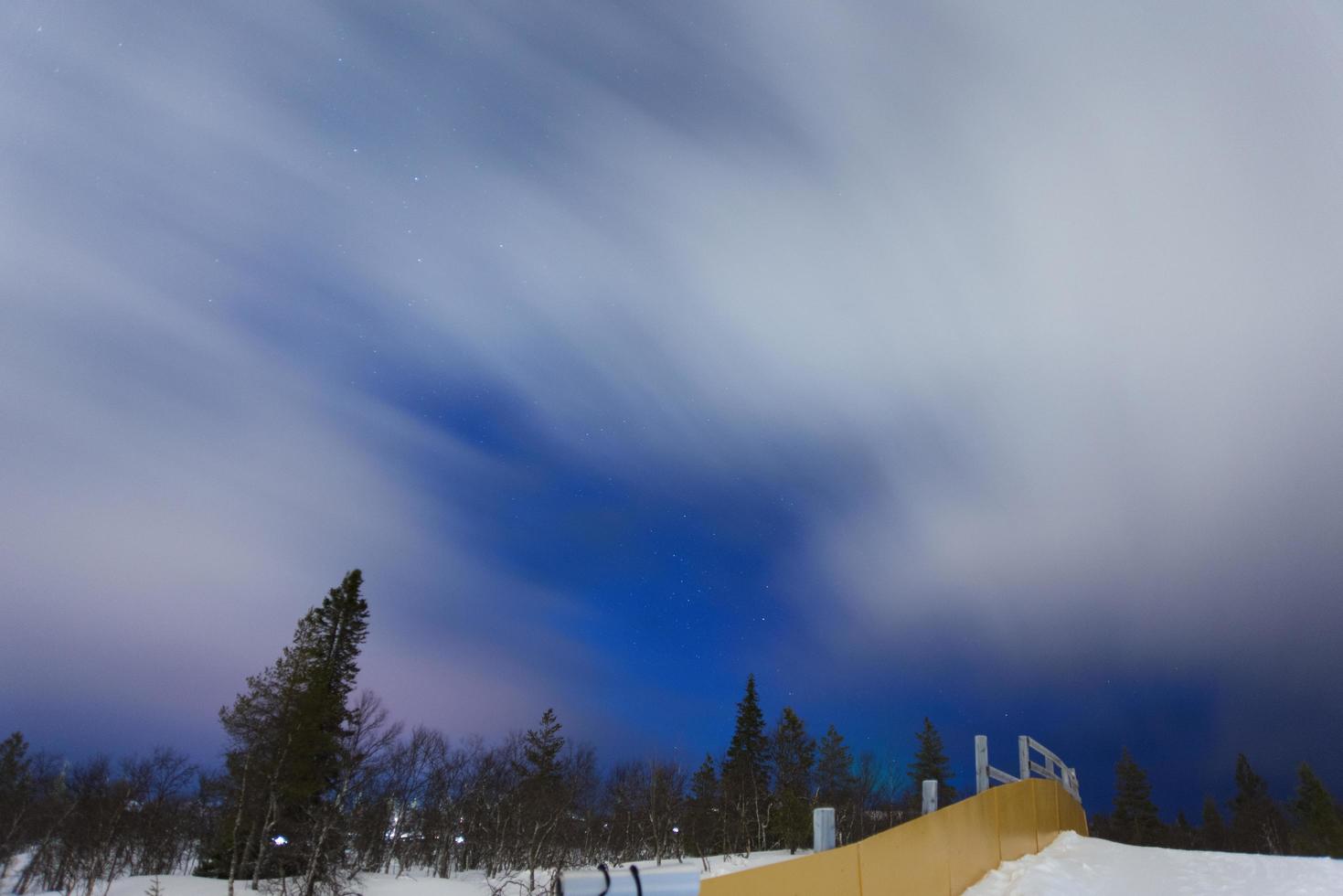 nubes Moviente a noche en Laponia foto