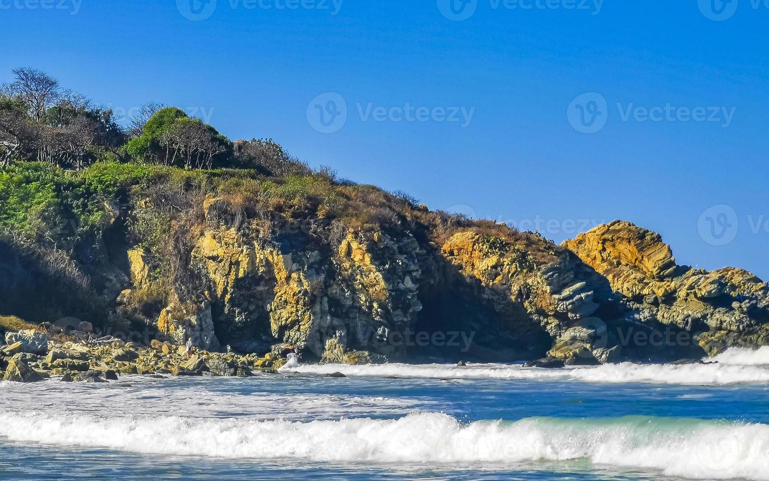 Extremadamente enormes grandes olas surfista playa la punta zicatela méxico. foto