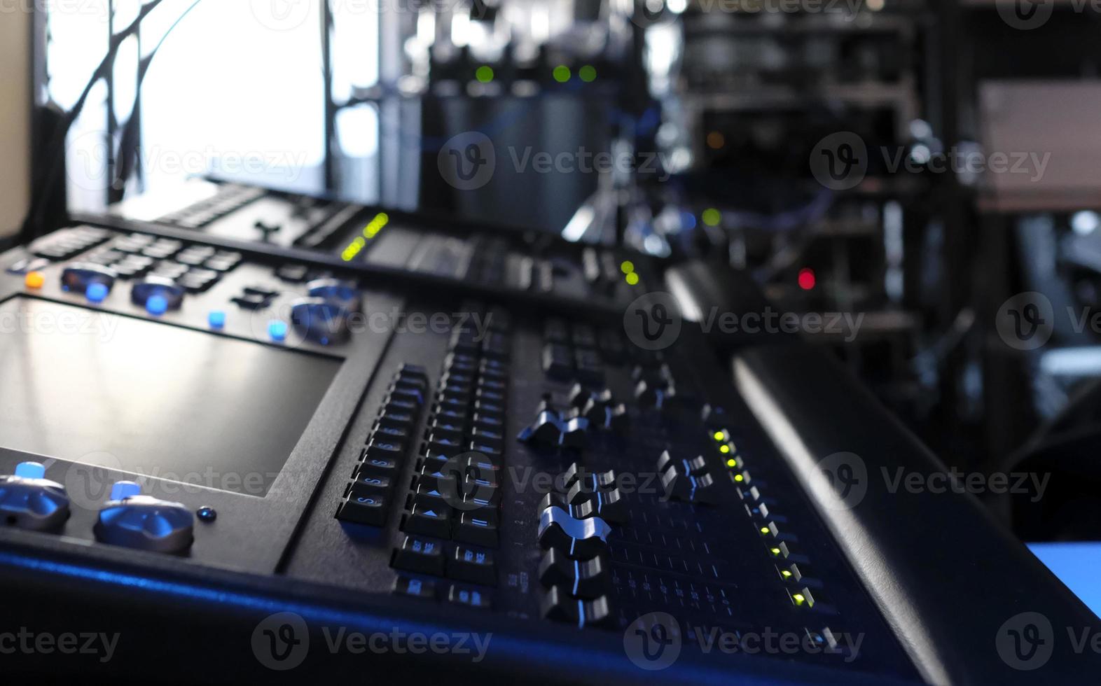 equipo entre bastidores en un televisión estudio foto